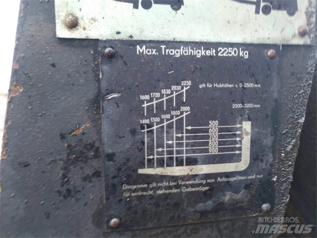 Takraf mit Kranarm 其他農業機械