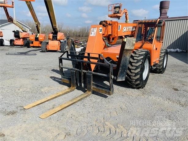 SkyTrak 10054 伸縮臂操作車