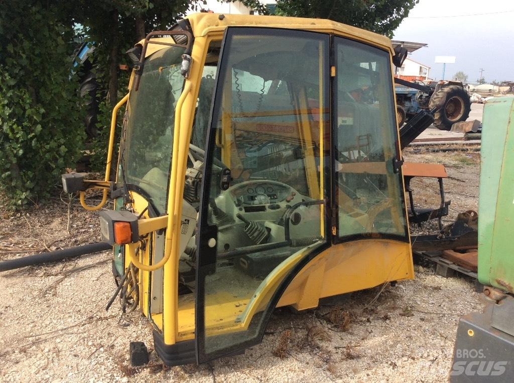Komatsu W93r 駕駛室與內部