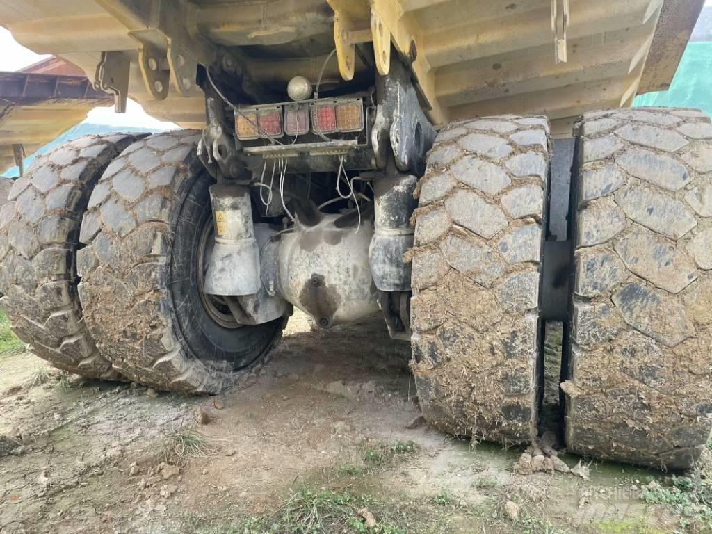 Komatsu HD 605-7 剛性傾卸卡車