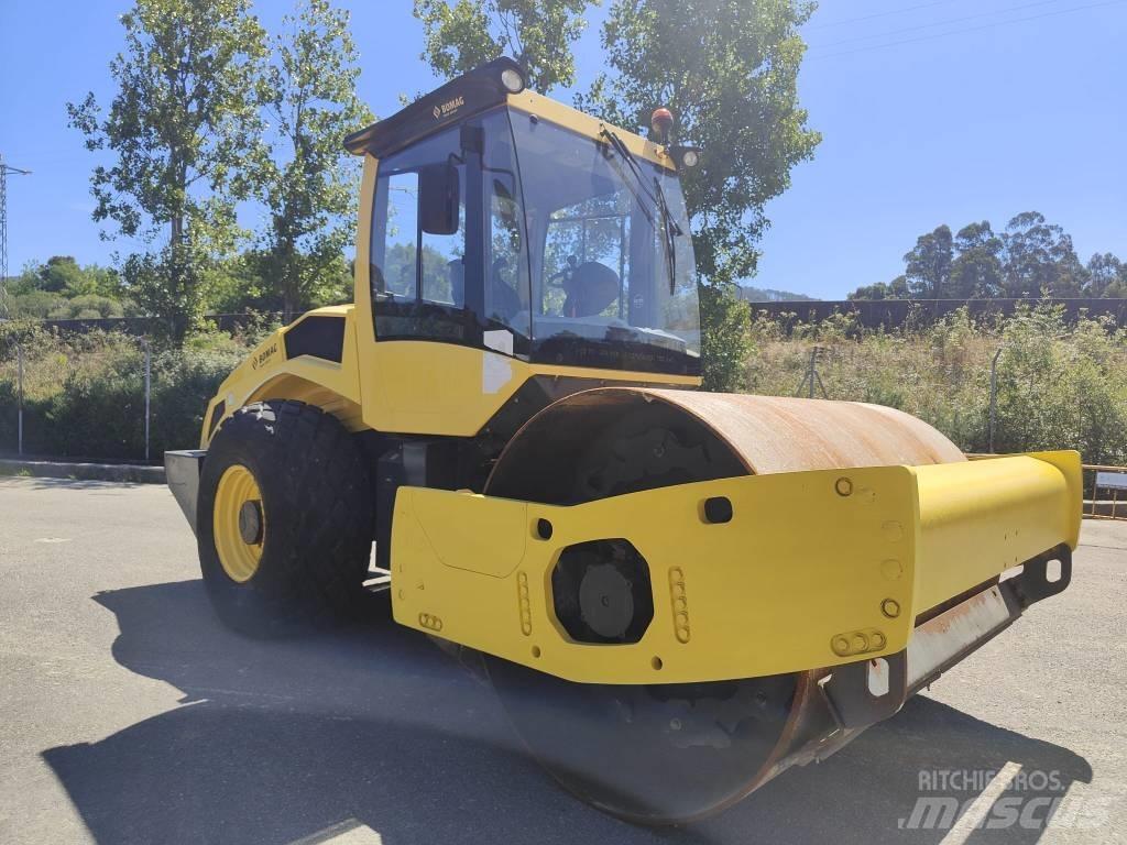 Bomag BW 211 D-50 膠輪滾壓機
