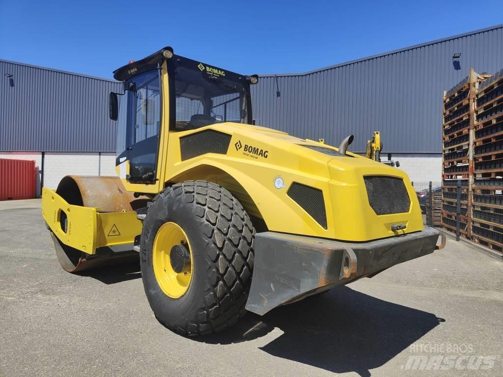 Bomag BW 211 D-50 膠輪滾壓機