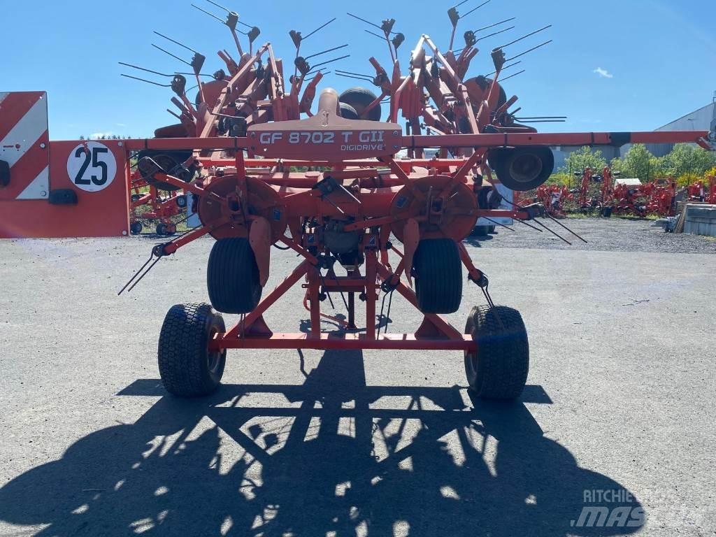 Kuhn GF8702T 耙與翻草機