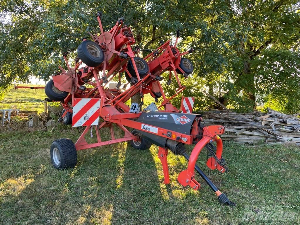 Kuhn GF8702T 耙與翻草機