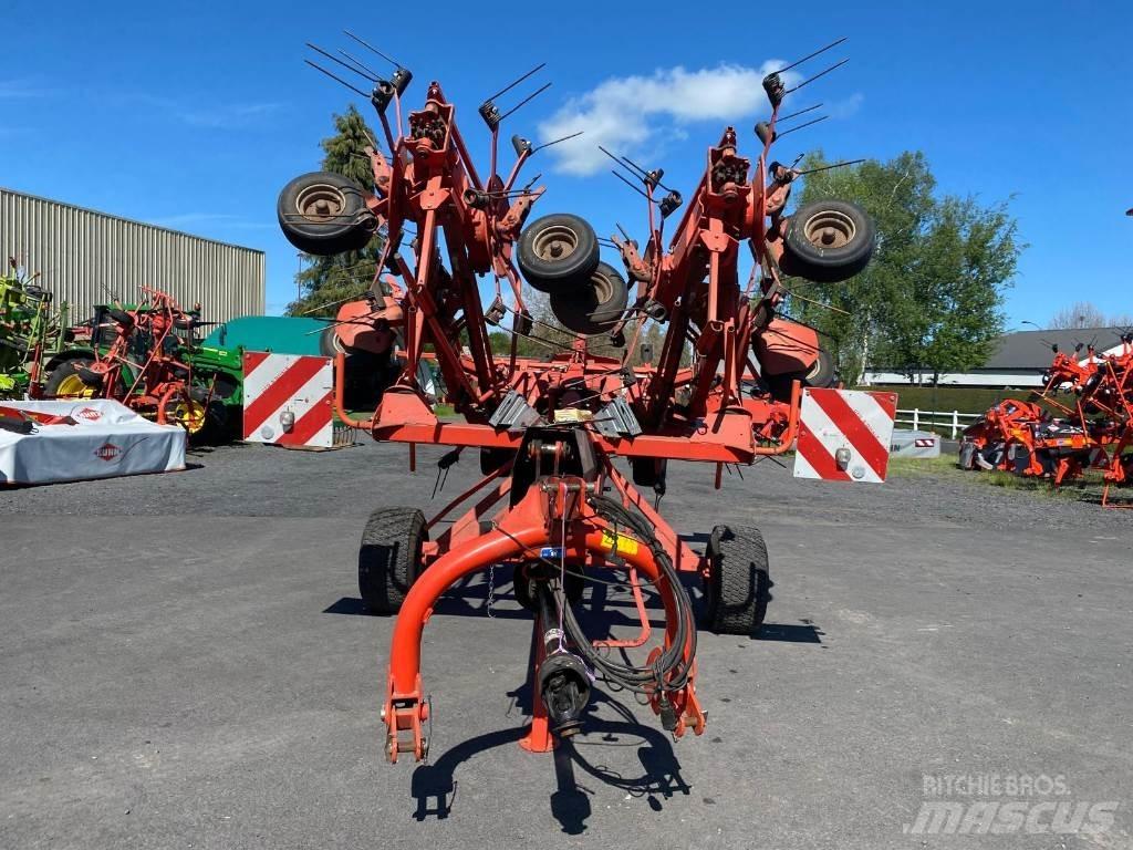 Kuhn GF8702T 耙與翻草機