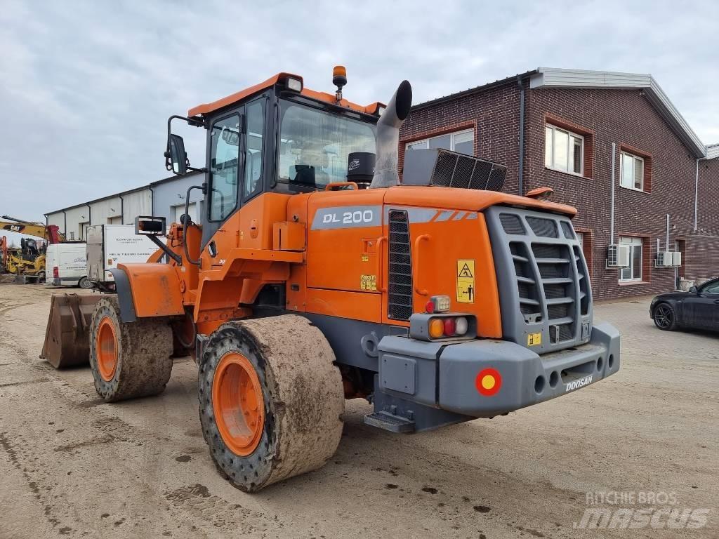 Doosan DL 200-3 輪胎式裝載機
