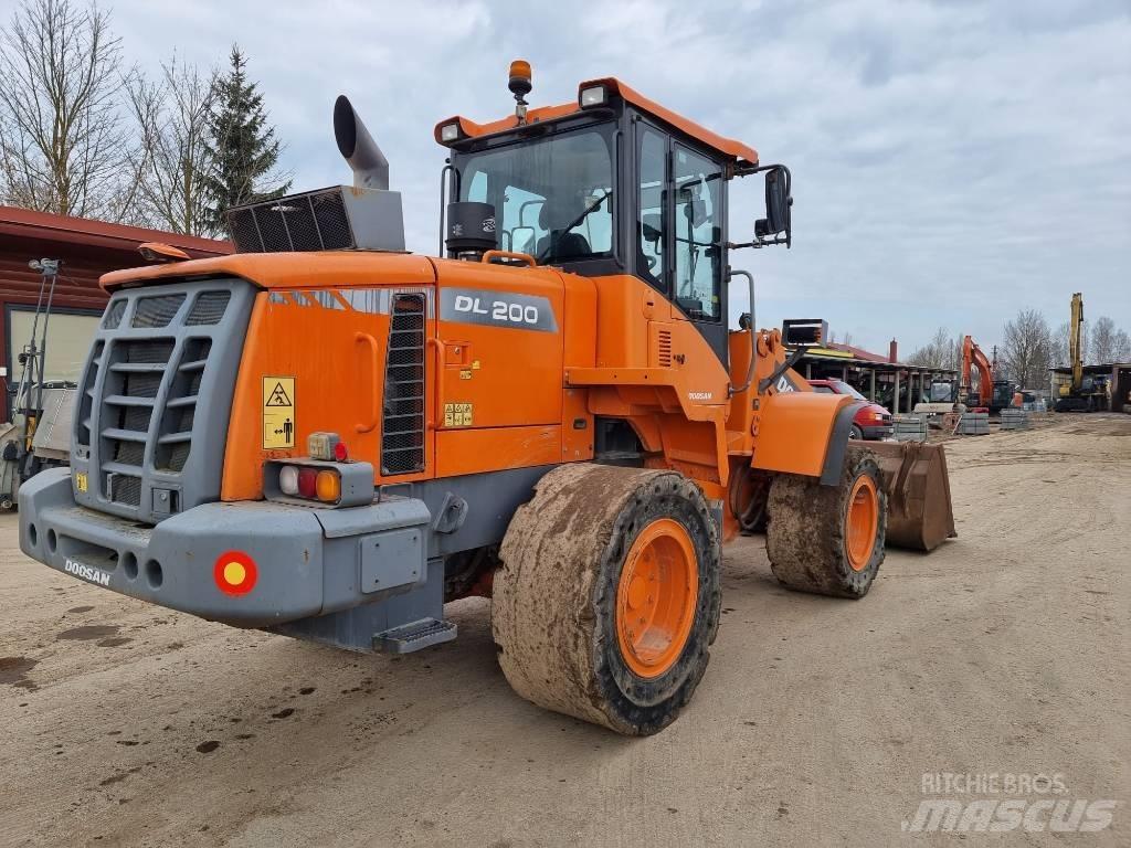 Doosan DL 200-3 輪胎式裝載機
