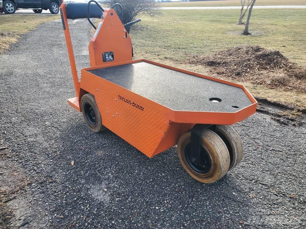 Taylor-Dunn SC100 牽引車