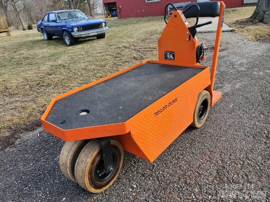 Taylor-Dunn SC100 牽引車