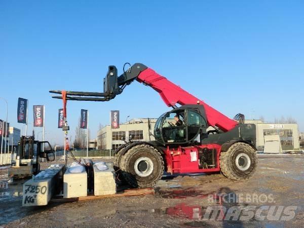 Magni HTH 30.12 伸縮臂操作車