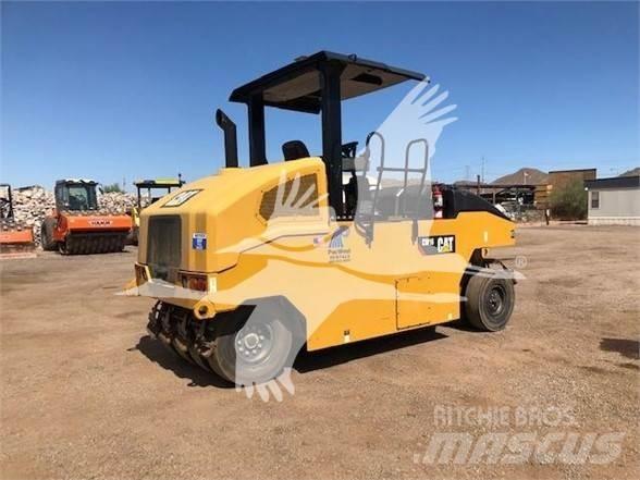 CAT CW16 膠輪滾壓機