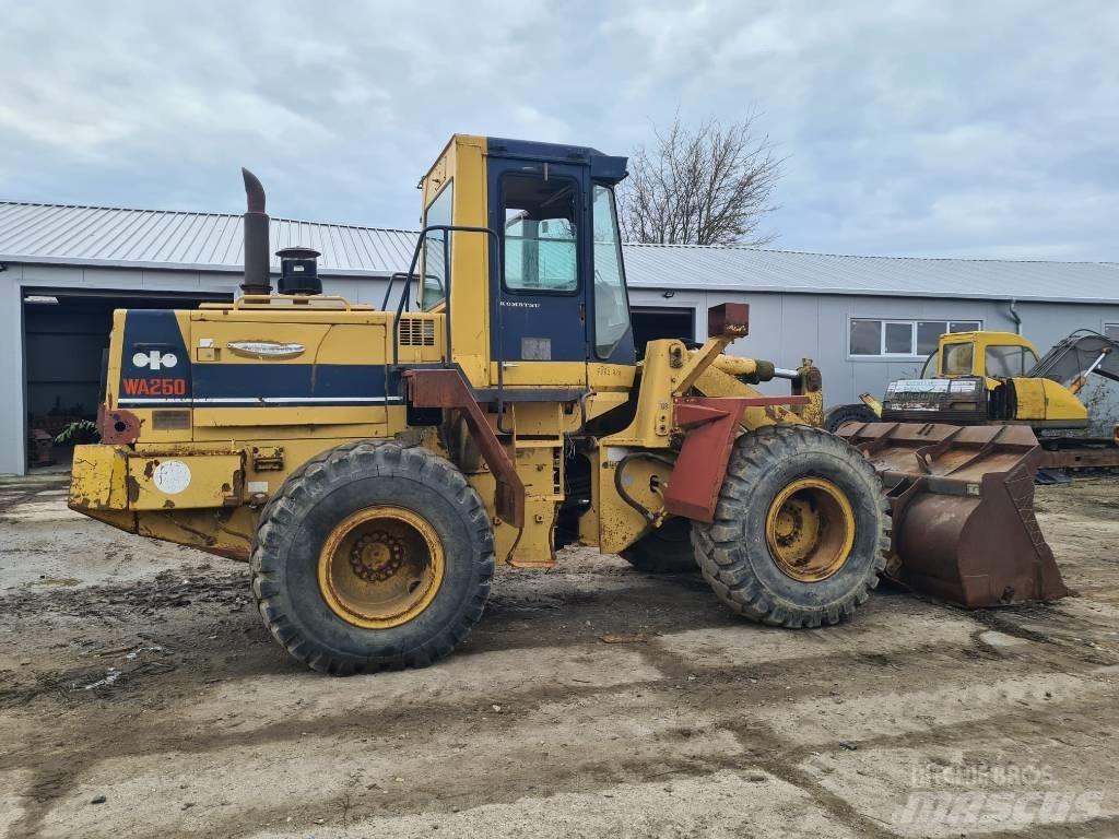 Komatsu WA 250 輪胎式裝載機
