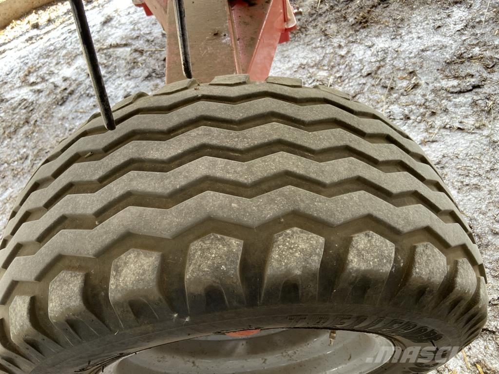 Kuhn GF 13012 T 耙與翻草機