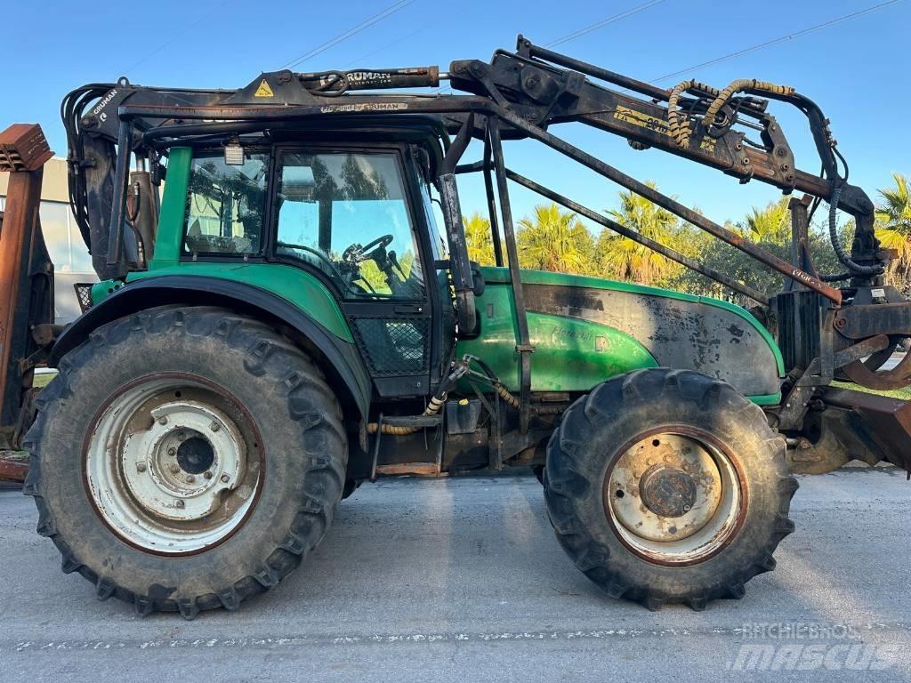 Valtra T130 林業用曳引機