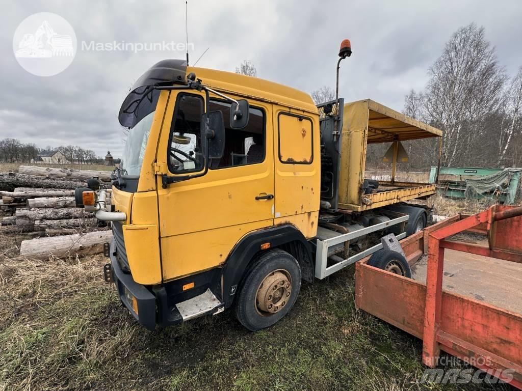 Mercedes-Benz 1117 L 吊鉤式起重車