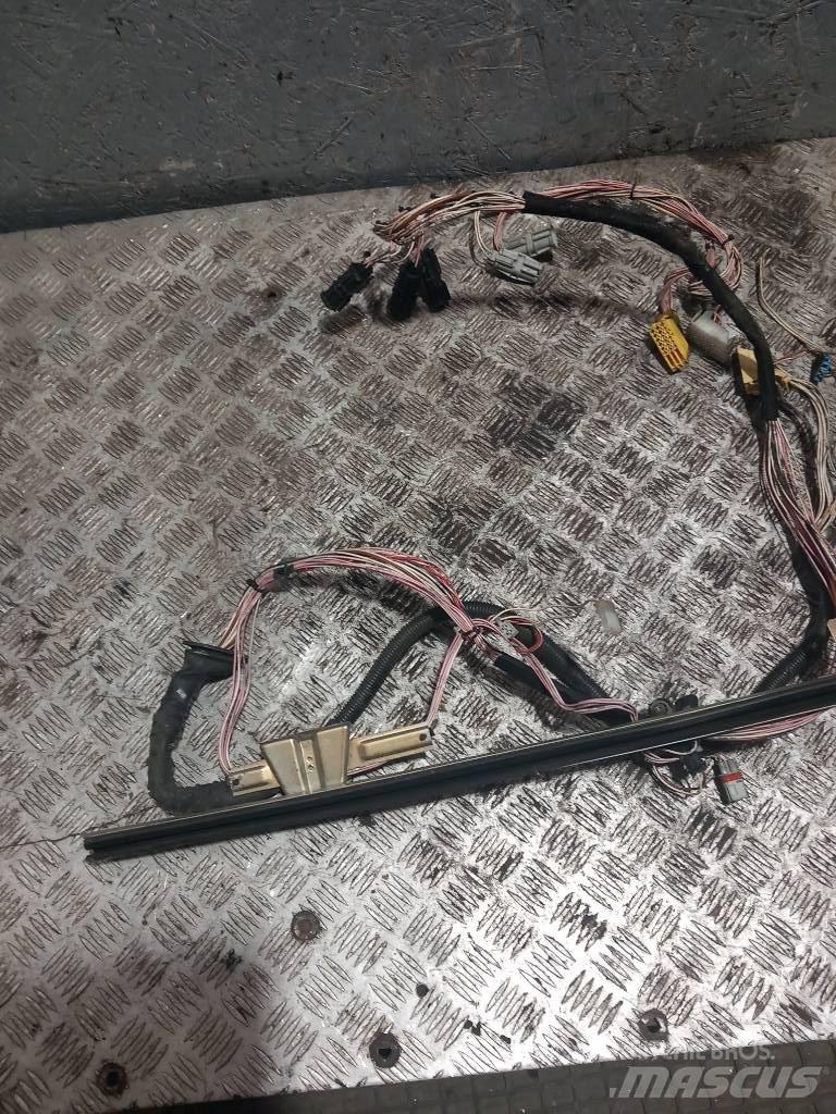 MAN TGA  81626806122 駕駛室與內部