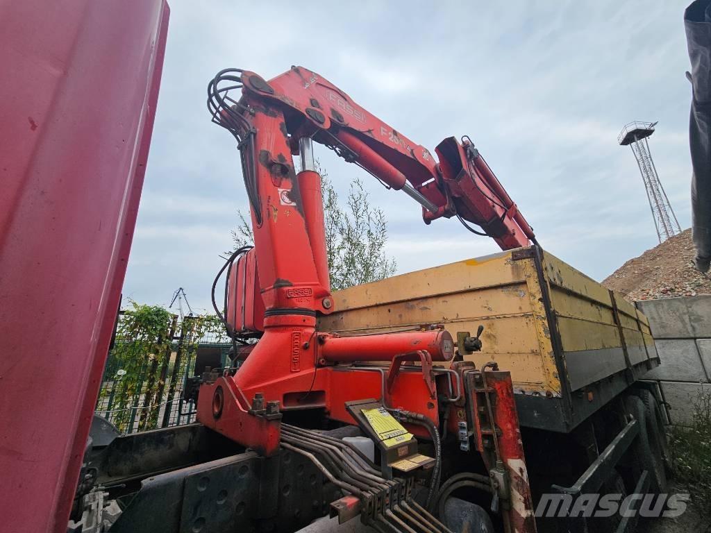 Scania P 94 FASSI 貨箱式卡車