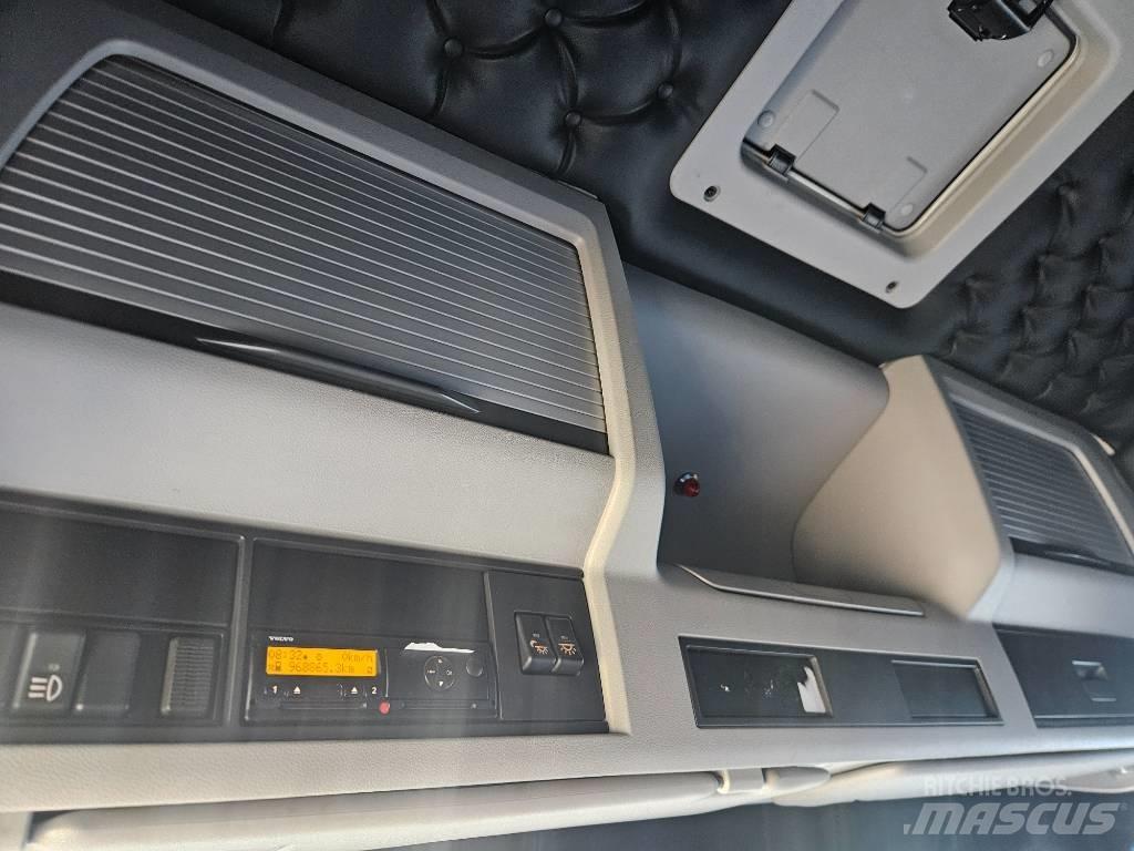 Volvo FM11 貨箱式卡車
