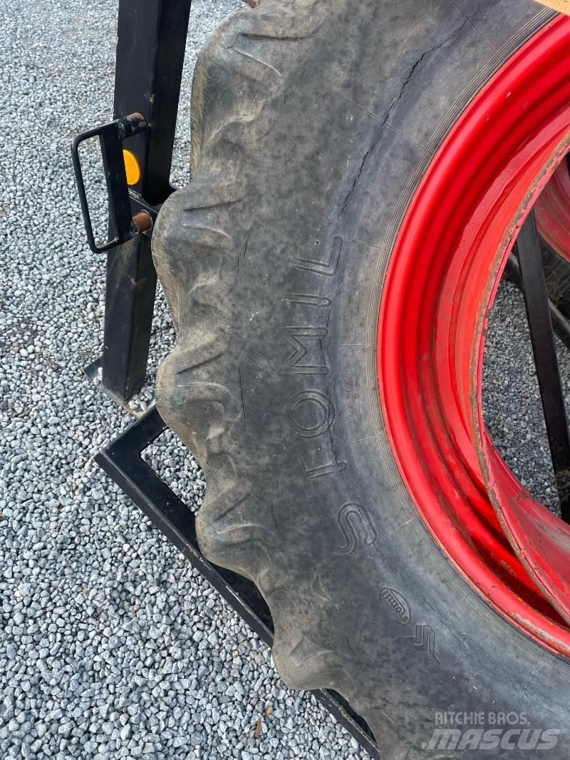 Stomil 20.8 R 38 輪胎、車輪和輪圈