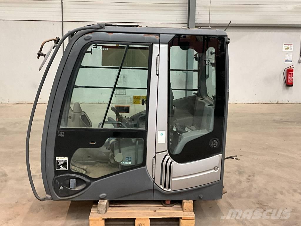 Hitachi ZX 210-3 駕駛室與內部