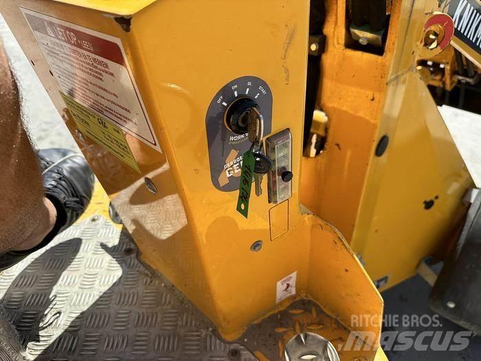 Knikmops KM100 輪胎式裝載機