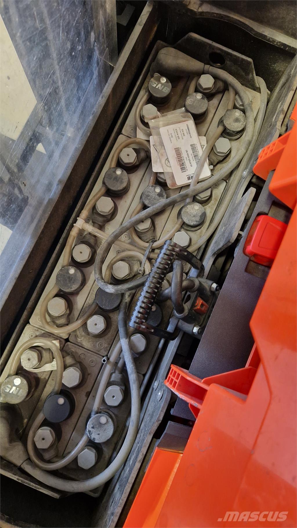 BT SWE200D 自走式堆積機