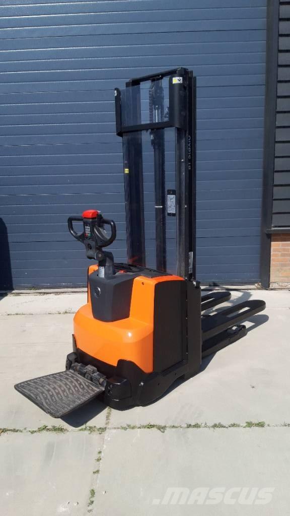 BT SWE 120 自走式堆積機