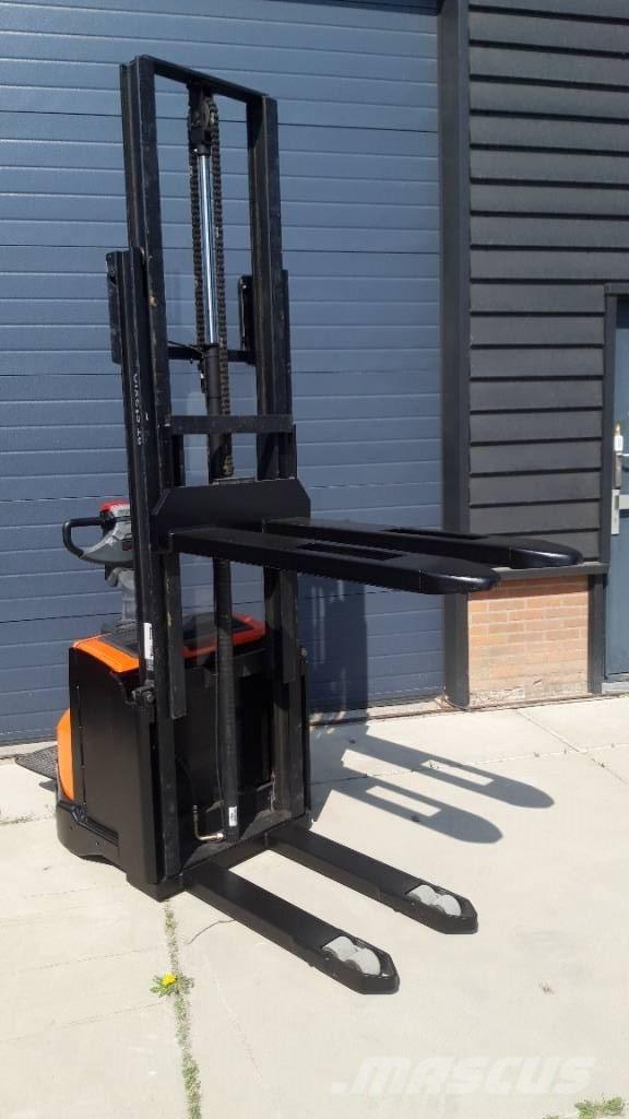 BT SWE 120 自走式堆積機