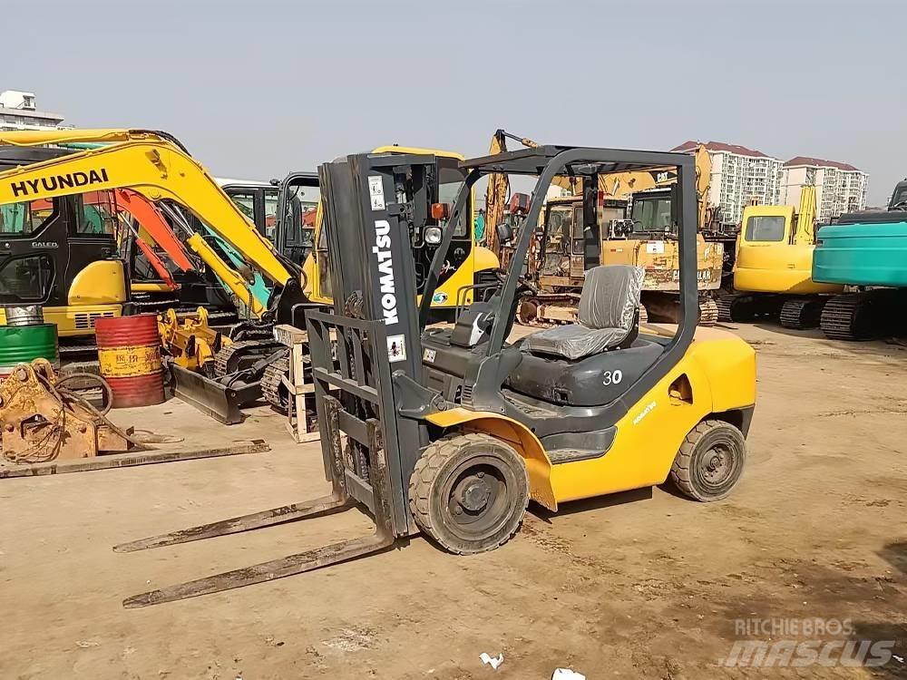 Komatsu FD 30 T-16 柴油卡車