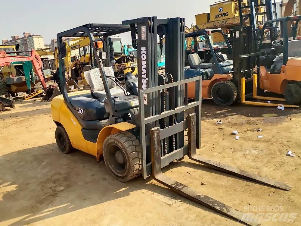 Komatsu FD 30 T-16 柴油卡車