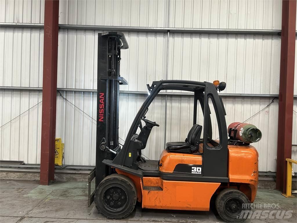Nissan UGDO2A30PQ 液化石油氣LPG卡車