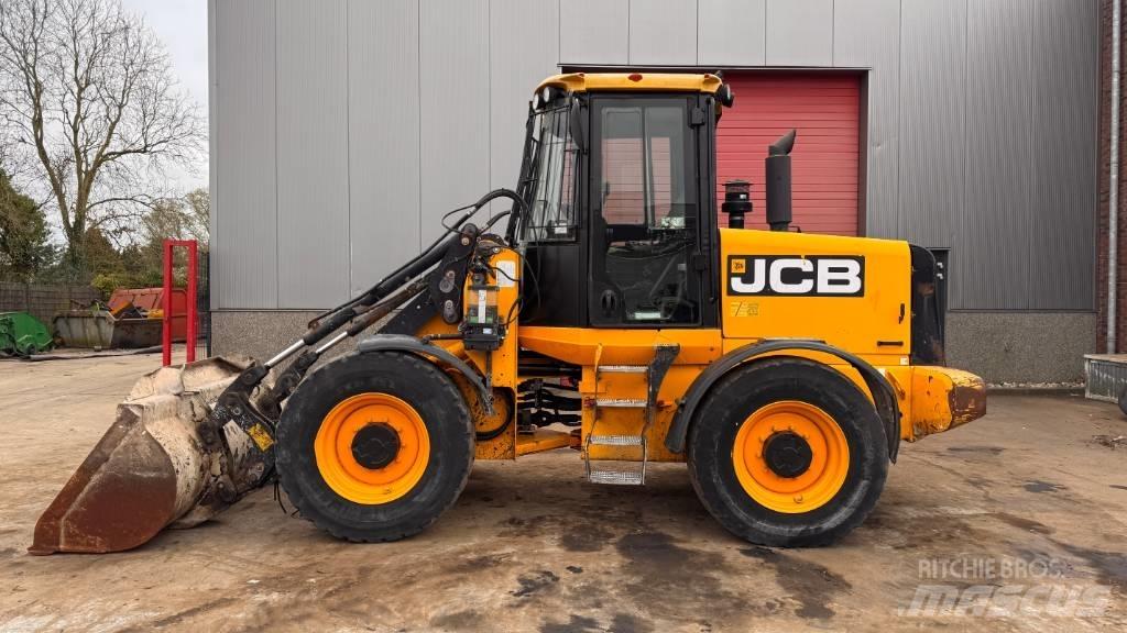 JCB 411 輪胎式裝載機