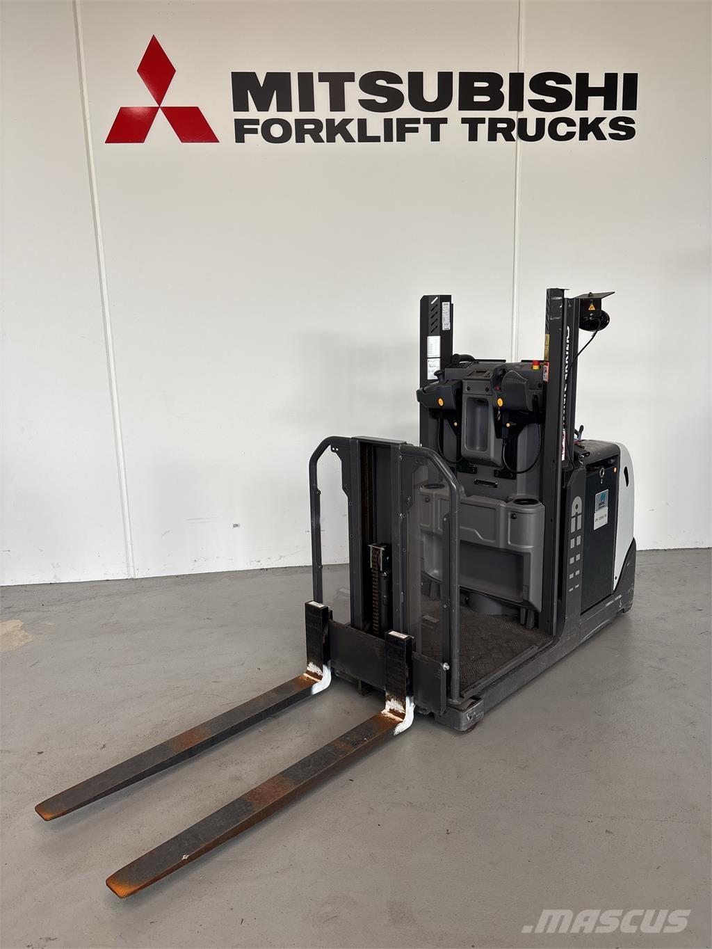 UniCarriers EPL100 低架裝載機