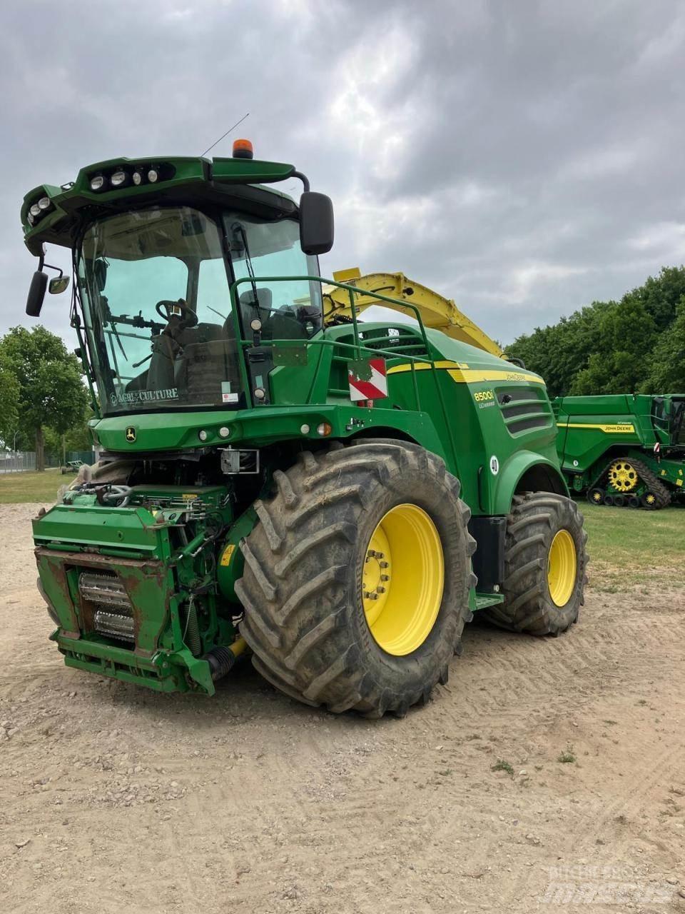 John Deere 8500 自走式飼料採集機