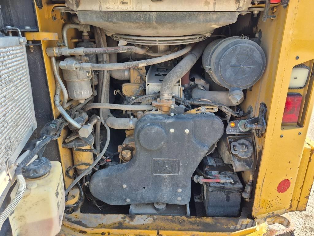 CAT 272 D 滑移轉向裝載機