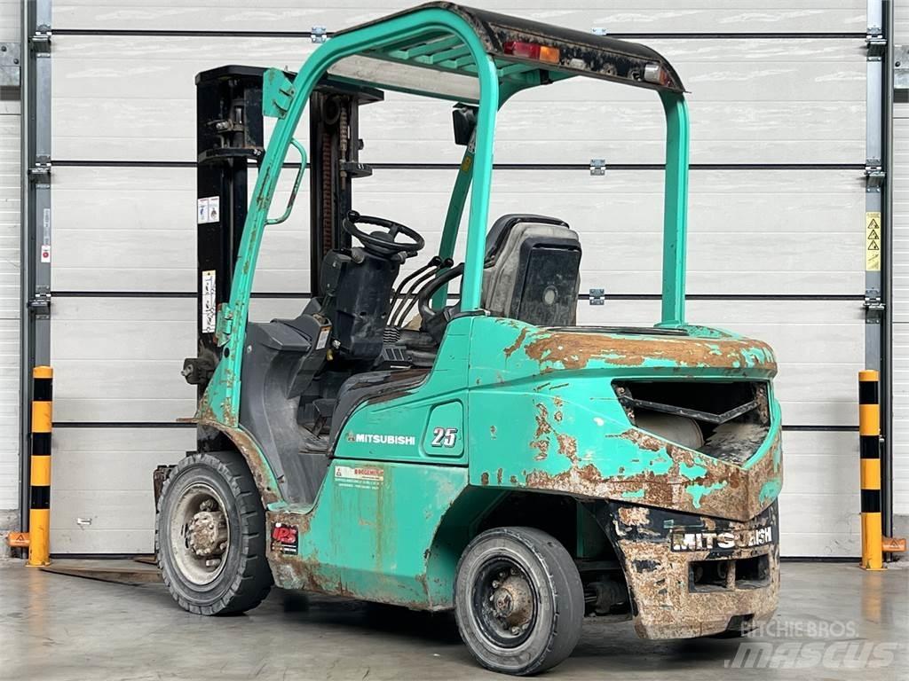 Mitsubishi FD25N 柴油卡車