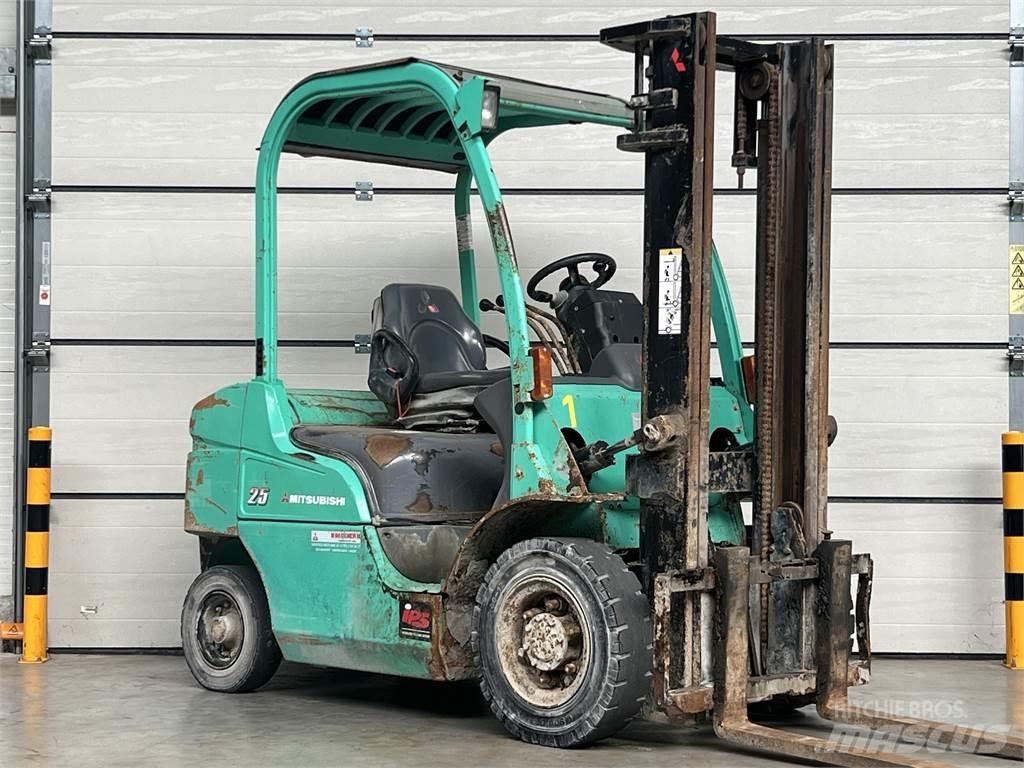 Mitsubishi FD25N 柴油卡車