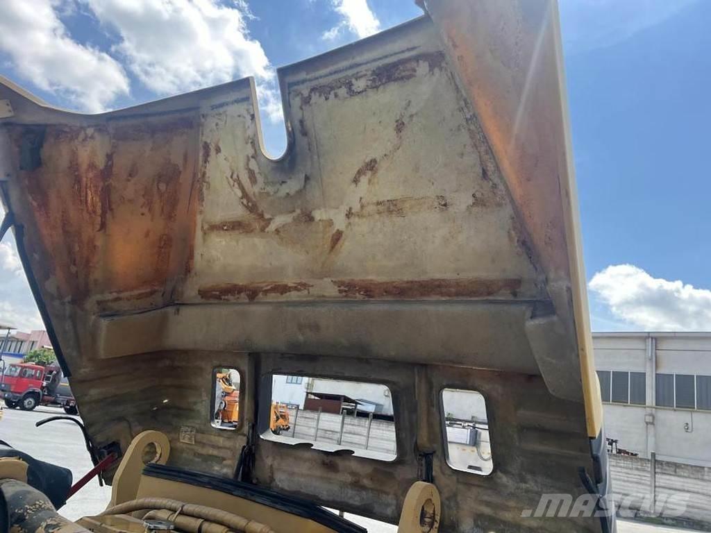 CAT PS 300B 膠輪滾壓機