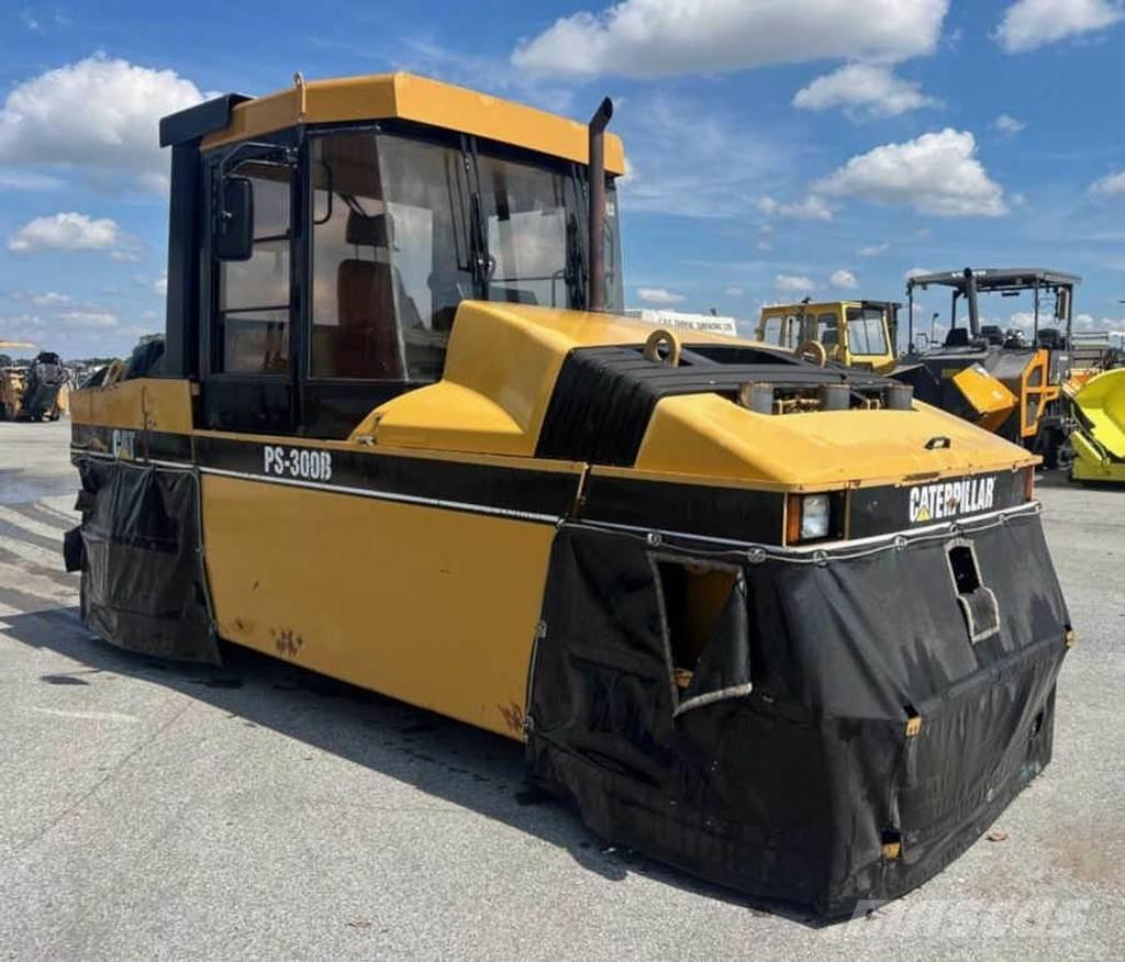 CAT PS 300B 膠輪滾壓機