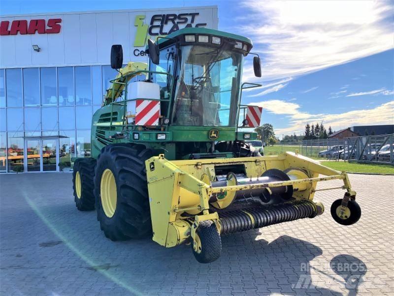 John Deere 7300 自走式飼料採集機