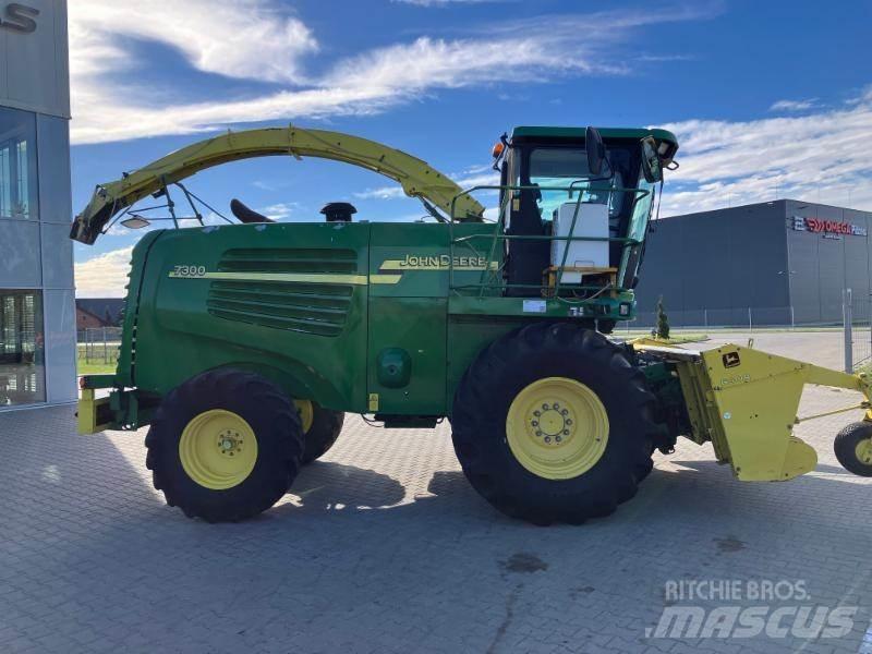 John Deere 7300 自走式飼料採集機