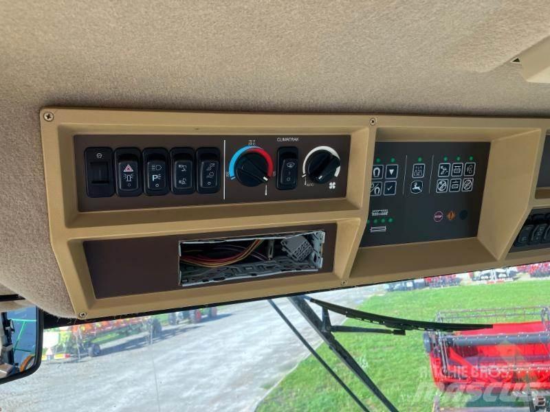 John Deere 7300 自走式飼料採集機