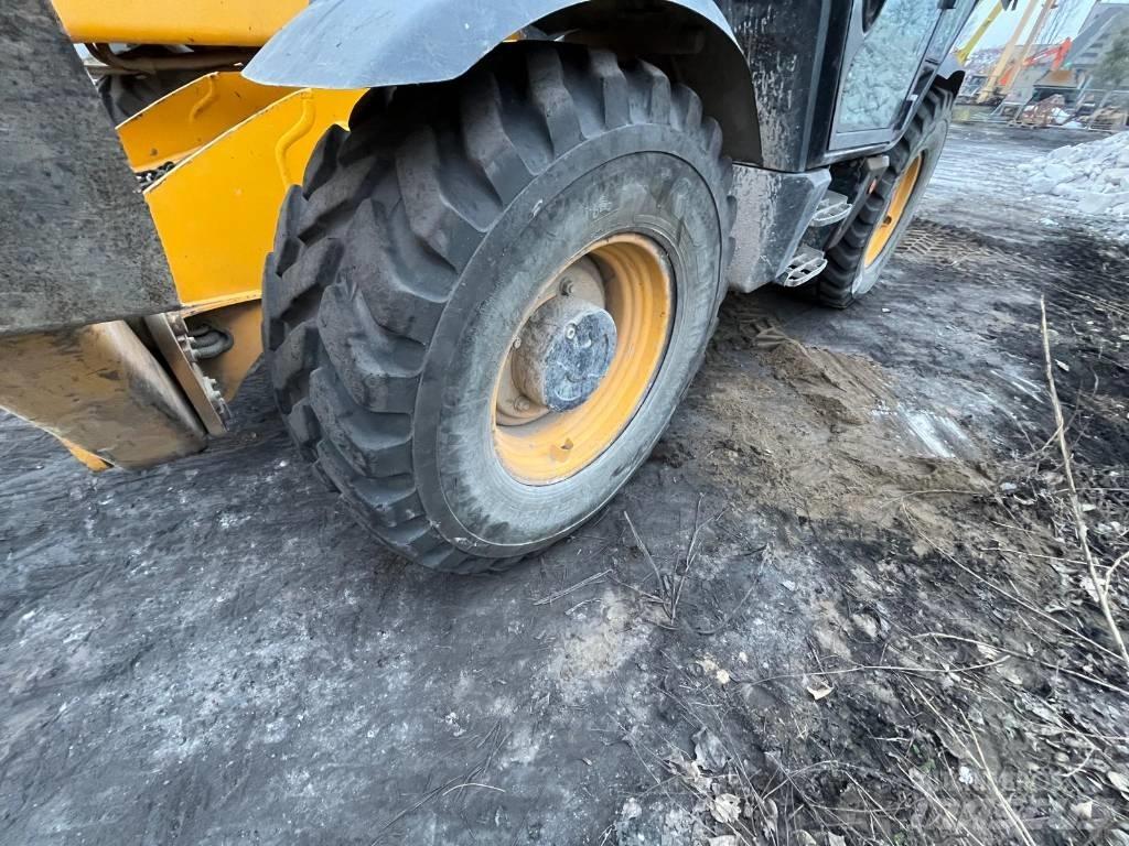 JCB 540-140 伸縮臂操作車