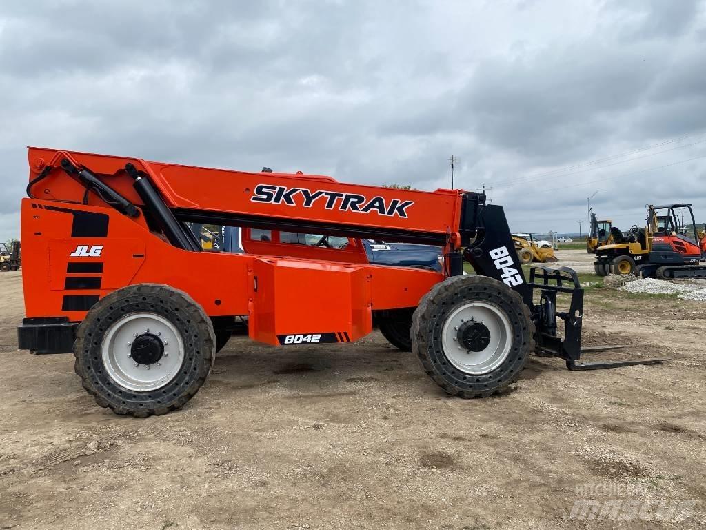 SkyTrak 8042 伸縮臂操作車