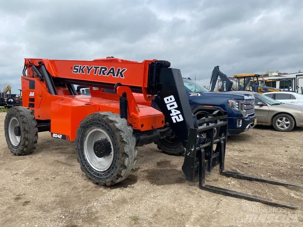 SkyTrak 8042 伸縮臂操作車