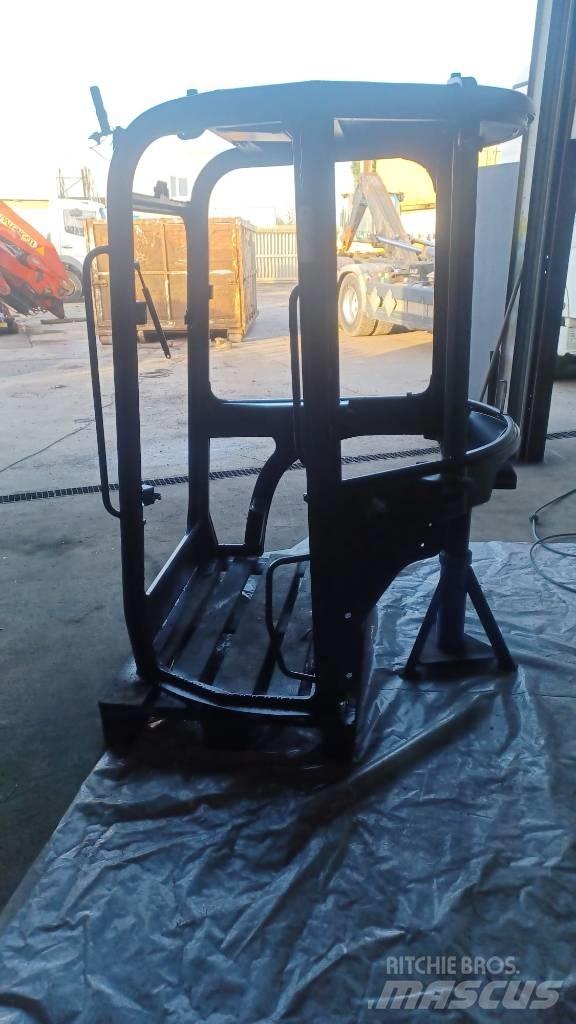 Yanmar Vio 45 駕駛室與內部