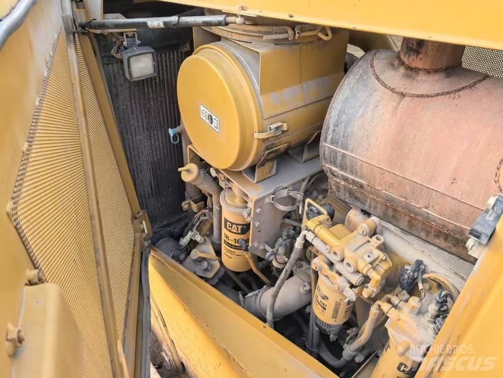 CAT D8T bulldozers 履帶推土機