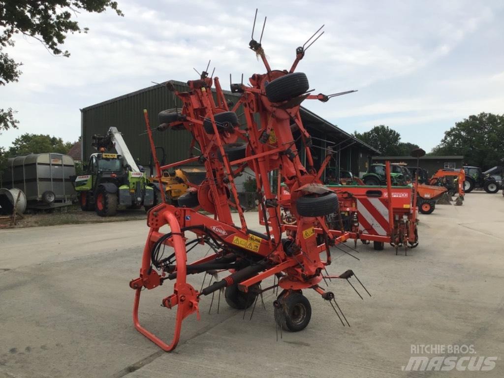 Kuhn GF 8702 耙與翻草機