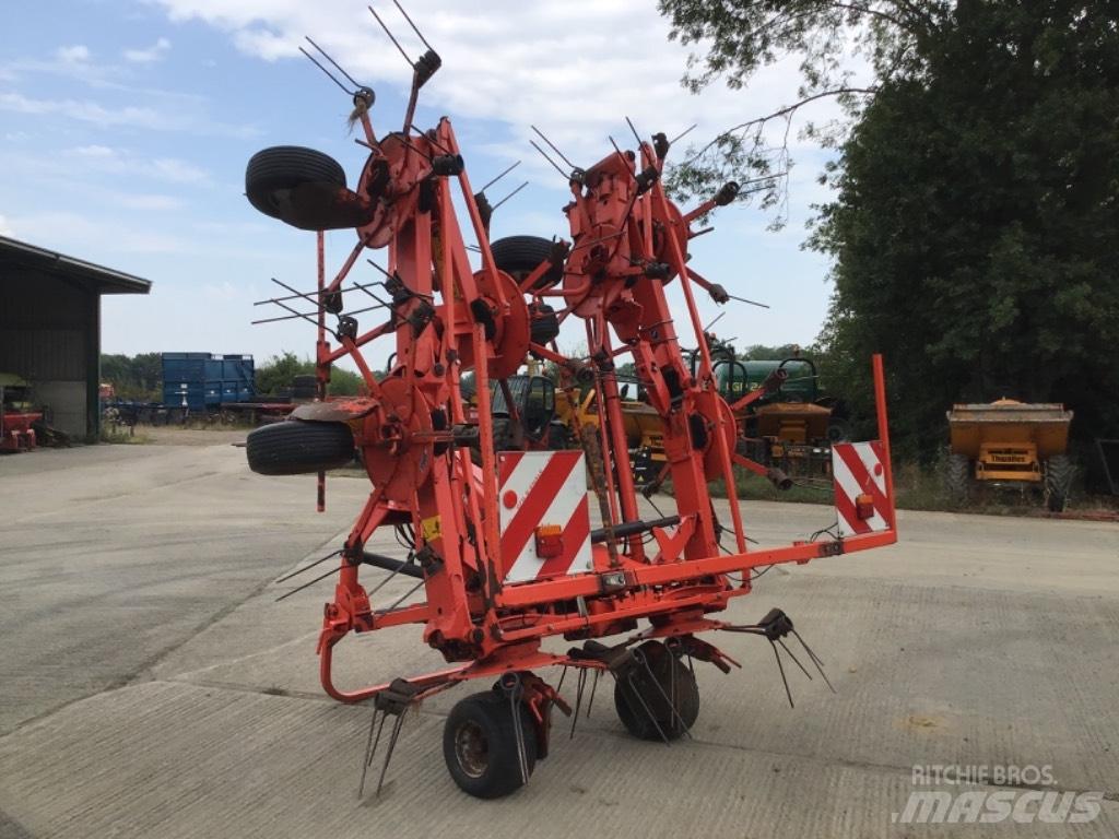 Kuhn GF 8702 耙與翻草機