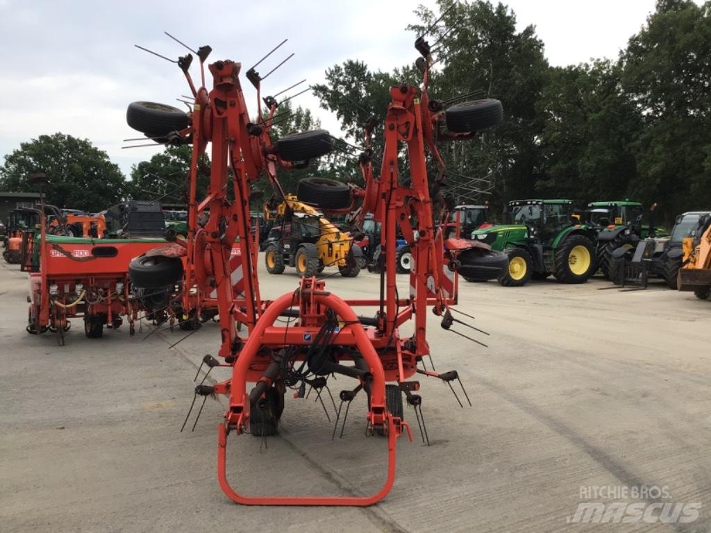 Kuhn GF 8702 耙與翻草機